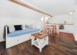 ein Wohnzimmer mit einer Couch und einem Tisch in der Unterkunft Landhaus Meer in Neuharlingersiel