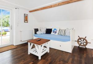 Schlafzimmer mit einem Bett und einem Tisch in der Unterkunft Landhaus Meer in Neuharlingersiel