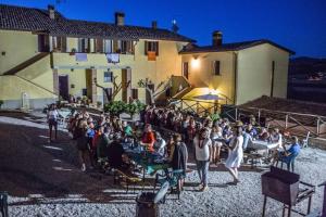 a crowd of people standing in front of a building at Il poggio dei tre contadini in Ponte Felcino +22 photos