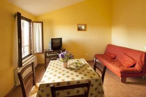 a living room with a table and a couch at Il poggio dei tre contadini in Ponte Felcino