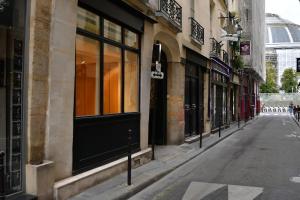 een lege straat in een stad met gebouwen bij My Story Up in Parijs