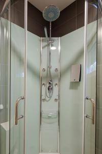 A bathroom at Airport Hotel Garni