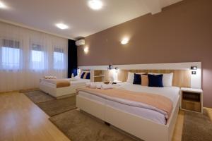 A bed or beds in a room at Airport Hotel Garni