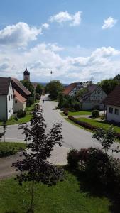 an empty street in a small town with houses at Ferienwohnung & Gästezimmer Rixner in Hilpoltstein