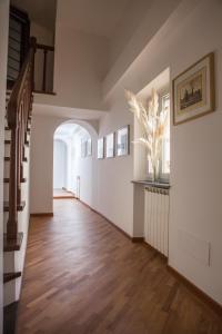 un pasillo con paredes blancas y suelo de madera en Le Tre Lune Suites, en Florencia