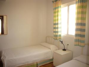 イスラ・クリスティナにあるPinar y Marの小さなベッドルーム(ベッド2台、窓付)