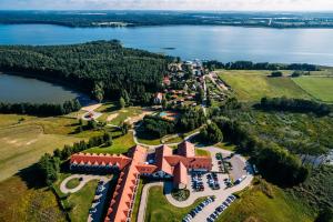 z powietrza widok na ośrodek z jeziorem w obiekcie Mikołajki Resort Hotel & Spa Jora Wielka w mieście Mikołajki