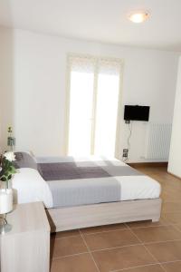 ein Schlafzimmer mit einem großen Bett und einem großen Fenster in der Unterkunft Rinaldi House in Torriana