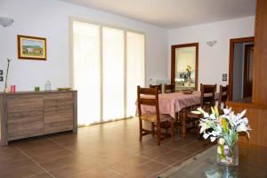 un comedor con una mesa y un jarrón de flores en Rinaldi House, en Torriana