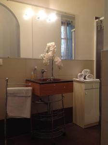 サンレモにあるA Pochi Passi Dal Mareのバスルーム(洗面台、鏡付)