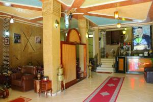 ein Wohnzimmer mit einem Sofa und einer Lobby in der Unterkunft Hotel Espace Tifawine in Tafraout