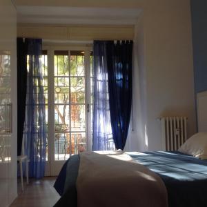 サンレモにあるA Pochi Passi Dal Mareのベッドルーム1室(ベッド1台、大きな窓付)
