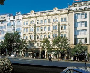 プラハにあるHapimag Apartments Pragueの前を歩く人物通りの大きな建物