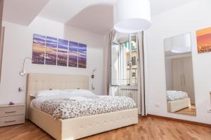 A bed or beds in a room at Le Tre Lune Suites