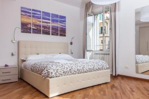 A bed or beds in a room at Le Tre Lune Suites