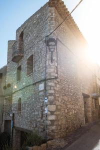 Capafons的住宿－El celler de Cal Garriga，一座石头建筑,旁边有一盏灯