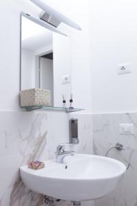 A bathroom at Le Tre Lune Suites