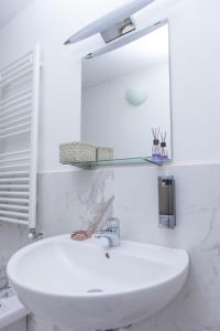 A bathroom at Le Tre Lune Suites