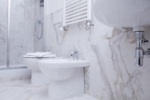 A bathroom at Le Tre Lune Suites