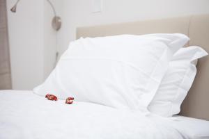 A bed or beds in a room at Le Tre Lune Suites