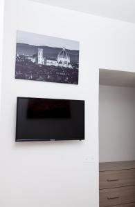 A television and/or entertainment centre at Le Tre Lune Suites