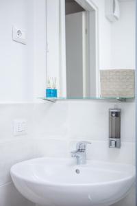 A bathroom at Le Tre Lune Suites