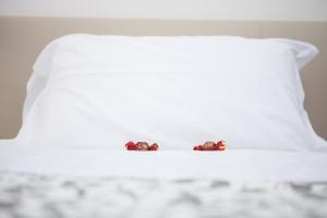 A bed or beds in a room at Le Tre Lune Suites