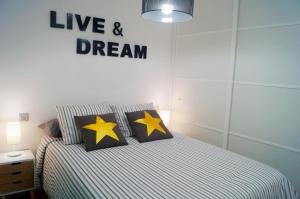 ラスパルマス・デ・グランカナリアにあるApartamento Canteras Playaのベッドルーム1室(2つ星のベッド1台付)