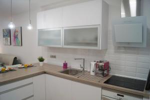 Una cocina o zona de cocina en Apartamento Canteras Playa