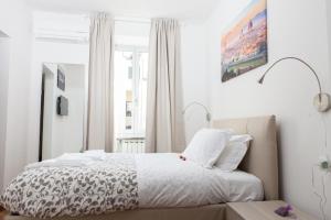 A bed or beds in a room at Le Tre Lune Suites