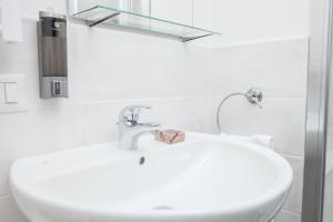 A bathroom at Le Tre Lune Suites