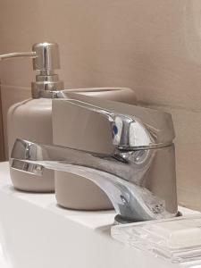 La salle de bains est pourvue d'un lavabo avec un robinet en chrome. dans l'établissement Sky-Inn, à La Spezia