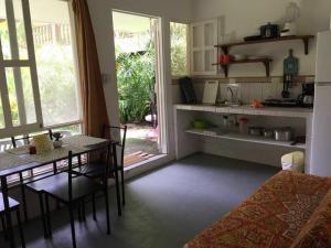 - une cuisine et une salle à manger avec une table et des chaises dans l'établissement Oasis, à Sámara