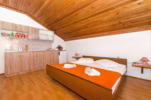 En eller flere senge i et værelse på Apartments and Rooms Stjepan