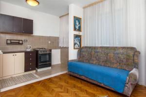 un soggiorno con divano e una cucina di Apartments Osvit a Stari Grad (Cittavecchia)