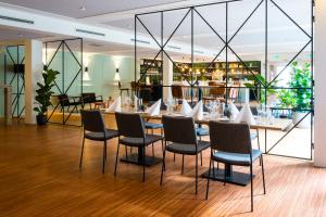 a dining room with a long table and chairs at Leerhotel Het Klooster in Amersfoort