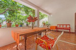 une salle à manger avec une table et des chaises en bois dans l'établissement Apartments Bozjidar, à Stari Grad