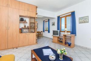 a living room with a table and a tv at Apartment Renata in Sutivan