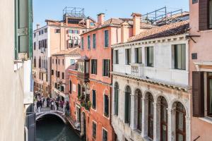 eine Brücke über einen Kanal in einer Stadt mit Gebäuden in der Unterkunft Rialto Bridge Large Venetian Style With Lift in Venedig