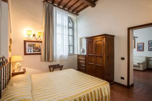 Postel nebo postele na pokoji v ubytování Castello di Fulignano Isalfredo ground floor apartment + 18 fotografií