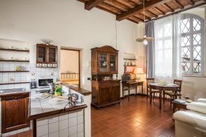 サン・ジミニャーノにあるSuperior apartment Isalfredo - Fulignano San Gimignanoのキッチン(カウンター、テーブル付)