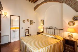 サン・ジミニャーノにあるSuperior apartment Isalfredo - Fulignano San Gimignanoのベッドルーム(ベッド1台、シンク付)