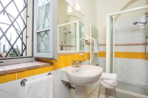 サン・ジミニャーノにあるSuperior apartment Isalfredo - Fulignano San Gimignanoの白いバスルーム(シンク、シャワー付)