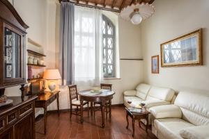 サン・ジミニャーノにあるSuperior apartment Isalfredo - Fulignano San Gimignanoのリビングルーム(ソファ、テーブル付)