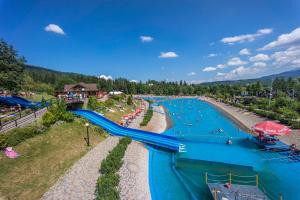 einen Luftblick auf eine Wasserrutsche in einem Wasserpark in der Unterkunft PAJO III--Apartament--POLANA SZYMOSZKOWA Ski Resort--STOK NARCIARSKI--GARAŻ PODZIEMNY in Zakopane