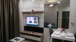 TV a/nebo společenská místnost v ubytování Dusit Grand Condo View