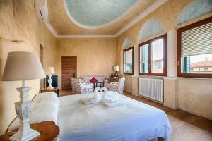 - une chambre avec un lit blanc dans l'établissement Lady Verona Residence, à Vérone