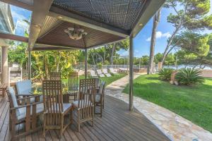 patio con tavolo e sedie su una terrazza di YupiHome Villa Ran de Mar a Port d'Alcudia