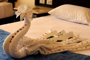 Ein Bett oder Betten in einem Zimmer der Unterkunft King Tut Aqua Park Beach Resort