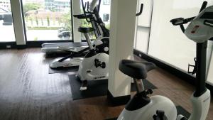 Fitness centrum a/nebo fitness zařízení v ubytování Dusit Grand Condo View
